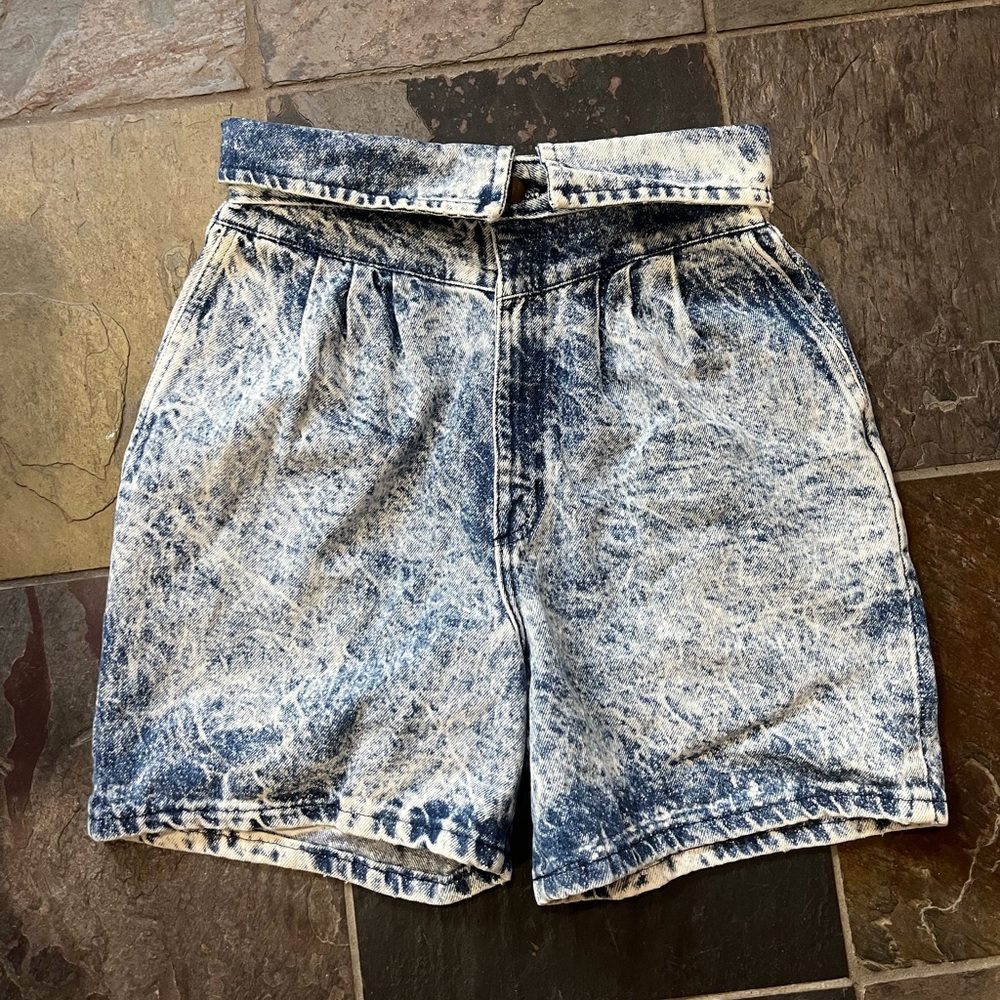 VINTAGE: acid wash, long shorts, size 28, summery